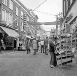 102365 Gezicht in de Steenweg te Utrecht, met versieringen ter gelegenheid van de opening van het winkelcentrum Hoog ...